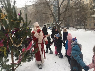 Дед Мороз и Снегурочка создали во дворах домов АТСЖ  атмосферу тепла семейной жизни!