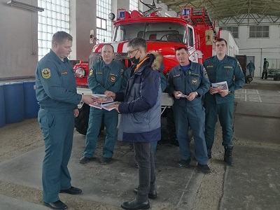 Сотрудники отдела по делам молодежи и спорту поздравили личный состав пожарно-спасательной части р.п.Озинки с Днем защитника Отечества