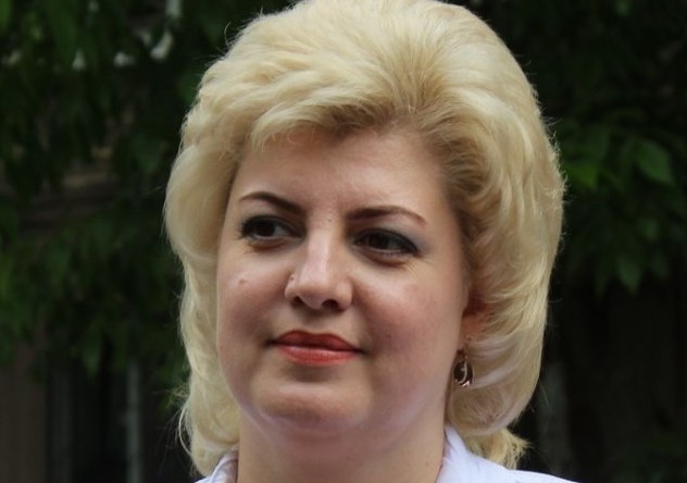 Жители Саратова жалуются на текущую все лето канализацию и невыносимую вонь