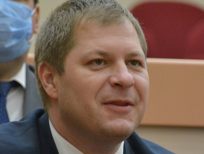 Просадка затрудняет движение по улице Крайней