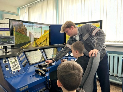 Жители Саратова побывали на экскурсии в моторвагонном депо Анисовка