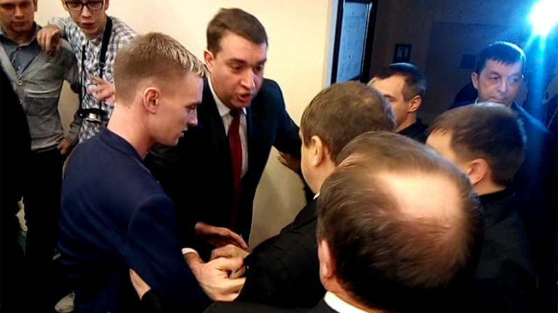 В Саратовской областной думе происходят столкновения коммунистов и охранников