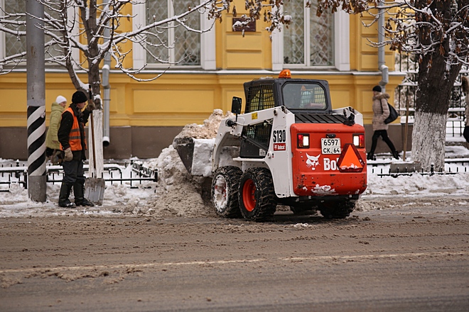  В Октябрьском районе продолжаются работы по благоустройству территории и очистке от снега и наледи.