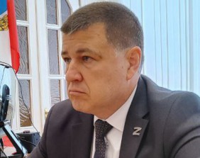 Опасность в Детском парке: жители Саратова недоумевают, почему чиновники разрешают доставщикам на мопедах и скутерах гонять по зелёной зоне