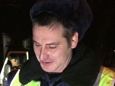 Инспектор ДПС вынес на руках двух детей из горящего дома