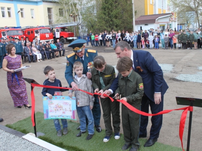 В Энгельсе открыли памятник пожарной машине