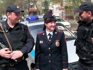 Женщина-полицейский полчаса удерживала в силовом захвате грабителя такси