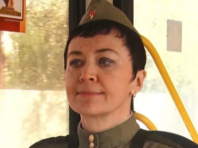 Кондуктор в военной форме и фронтовые песни в салоне: по Саратову и Энгельсу начал курсировать «Троллейбус Победы»