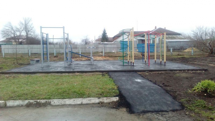 Продолжается работа по установке спортивной площадки в селе Идолга