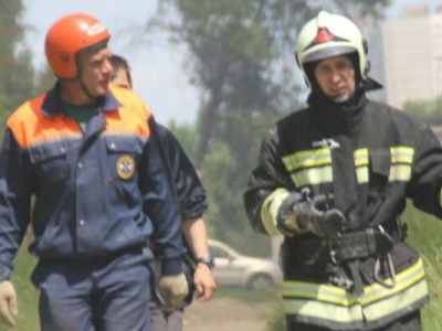 Пожар в Заводском районе. Сотрудники МЧС допускают эвакуацию жителей соседних домов