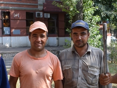 Рабочие из Средней Азии обещают превратить бульвар на улице Рахова в 