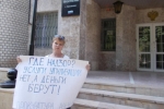 СМИ: Балаковским судебным приставам мешает работать одиночная пикетчица