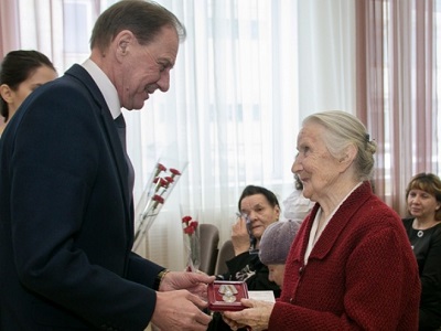 75 лет Победы. В Татищевском районе глава вручает медали ветеранам