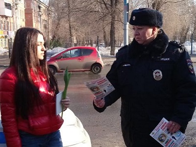 Сотрудники ГАИ совместно с инспектором ПДН, юными инспекторами дорожного движения и друзьями полиции провели акцию «Цветочный Патруль»