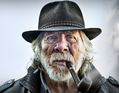 С 14 октября курящим гражданам РФ придется искать специально отведенные места для того, чтобы покурить на улице