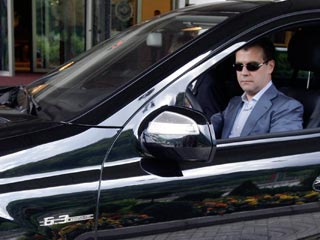 Джип Медведева чуть не врезался в толпу людей