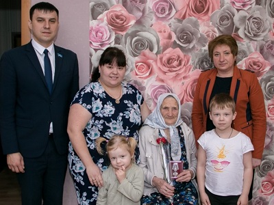 Татищевские ветераны труда и войны продолжают получать медали к 75-летию Победы