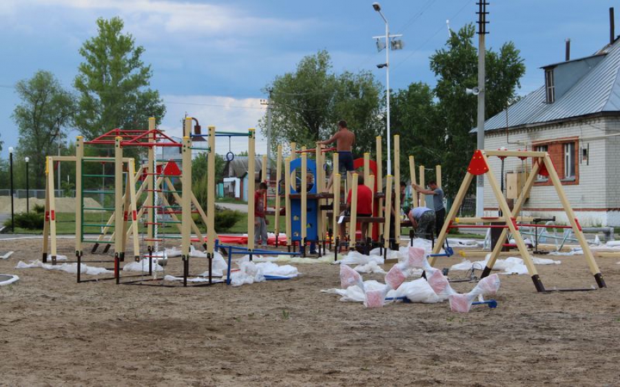 В сквере «Молодёжный» р.п.Татищево строят новую площадку для семейного досуга