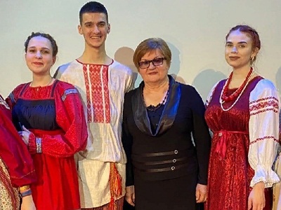 Саратовского педагога с 43-летним стажем наградили почетным знаком