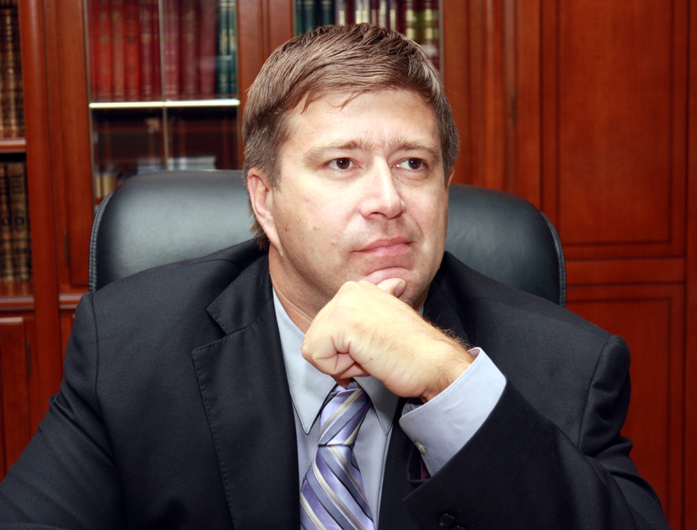 Минюст: Самозанятый не может быть ИП, не должен торговать и обязан работать лишь с физлицами