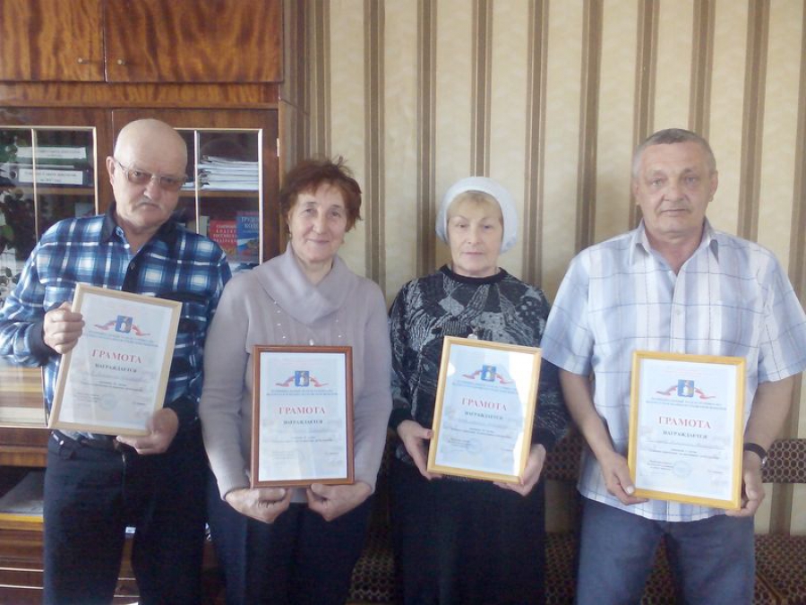 Татищевские пенсионеры соревновались в умении играть в шашки