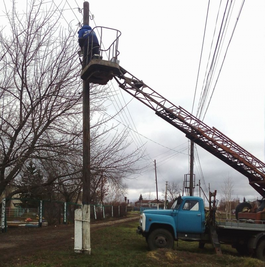 В Идолгском МО чинили уличное освещение, а в р.п. Татищево починили колонку