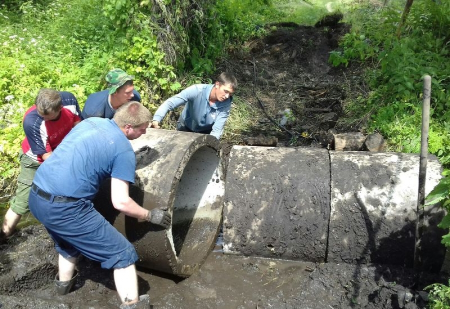 Жители Вязовского МО помогли чиновникам починить мост через ручей