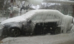 Замороженный автомобиль у школы Саратова становится достопримечательностью