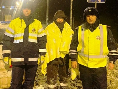На Валдае полицейские не дали замерзнуть промокшему саратовскому дальнобойщику
