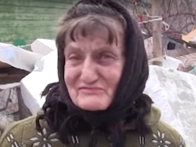 В Саратове, потерявшие жилье в результате пожара, пожилая женщина и ее сын-инвалид ютятся на пепелище под навесом из полиэтилена