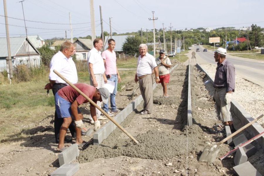 Глава Татищевского района Павел Сурков проинспектировал реконструкцию перекрёстка на пересечении улиц Лапшова и Дорожная 