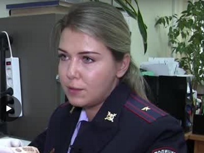 V Saratove Muzhchina Rasplatilsya S Kurerom Falshivoj Kupyuroj I Mozhet Ugodit V Tyurmu Policejskie Rasskazali Kak Otlichit Poddelnye Dengi Ot Nastoyashih Video Novosti Saratova Sajt Lica Saratovskoj Gubernii