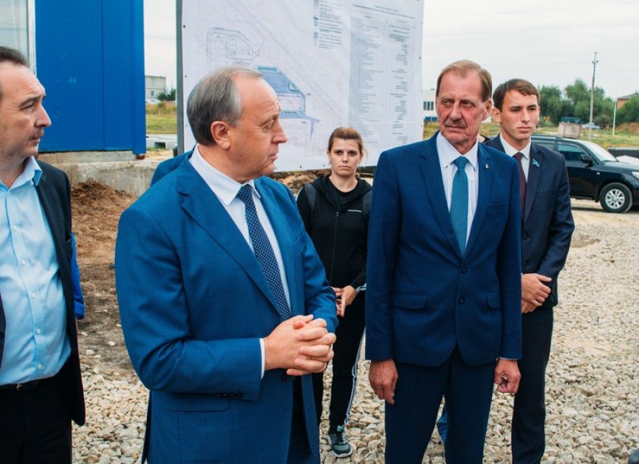 Врио губернатора посетил площадку физкультурно-оздоровительного комплекса «Энергия» и спортивные объекты Татищевского района