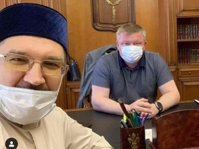 Зараженный коронавирусом муфтий Бибарсов неделю назад встречался с мэром Саратова и неправильно надел маску