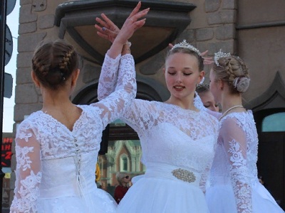 На проспекте Столыпина кадеты танцевали вальс и звучали военные песни