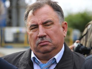 Валерию Сараеву рассказали об иномарке, попавшей в яму в Затоне