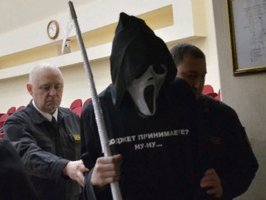 В зал заседаний Саратовской областной думы проник человек в костюме смерти с косой