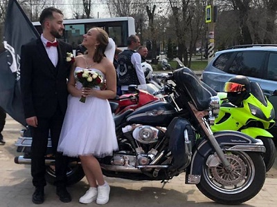 Энгельсские байкеры приехали в ЗАГС сразу после мотопробега