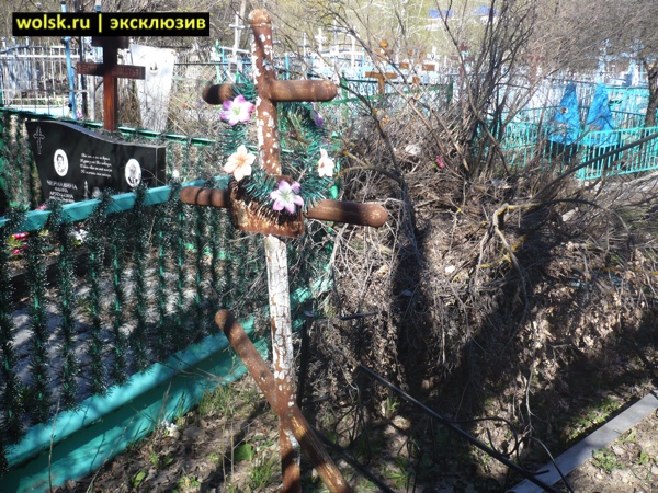 В Вольске утопает в мусоре могила инвалида ВОВ