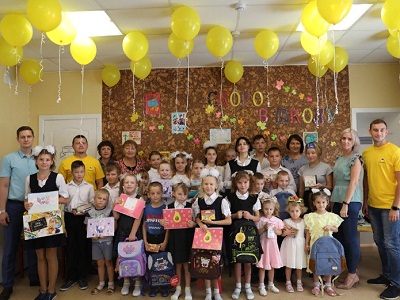 Работники Саратовского НПЗ помогли первоклассникам собраться в школу