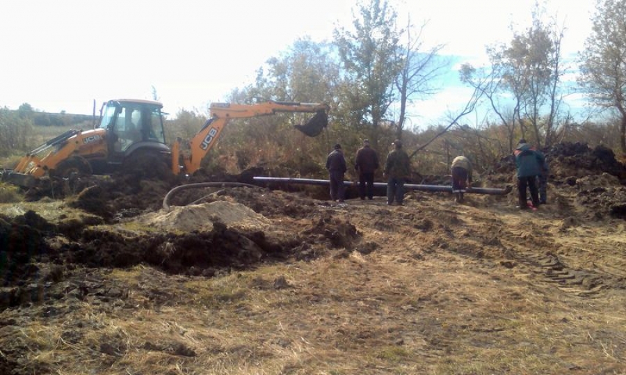 В р.п. Татищево заменили аварийный участок трубы