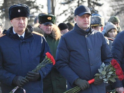 В Парке Победы саратовцы возложили цветы в честь Дня защитника Отечества