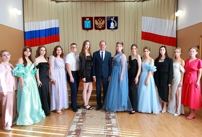 Вчера для выпускников школ Татищевского района состоялось главное событие года - районный выпускной бал