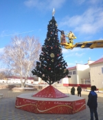 На центральной площади Татищево заканчивают наряжать новогоднюю ёлку