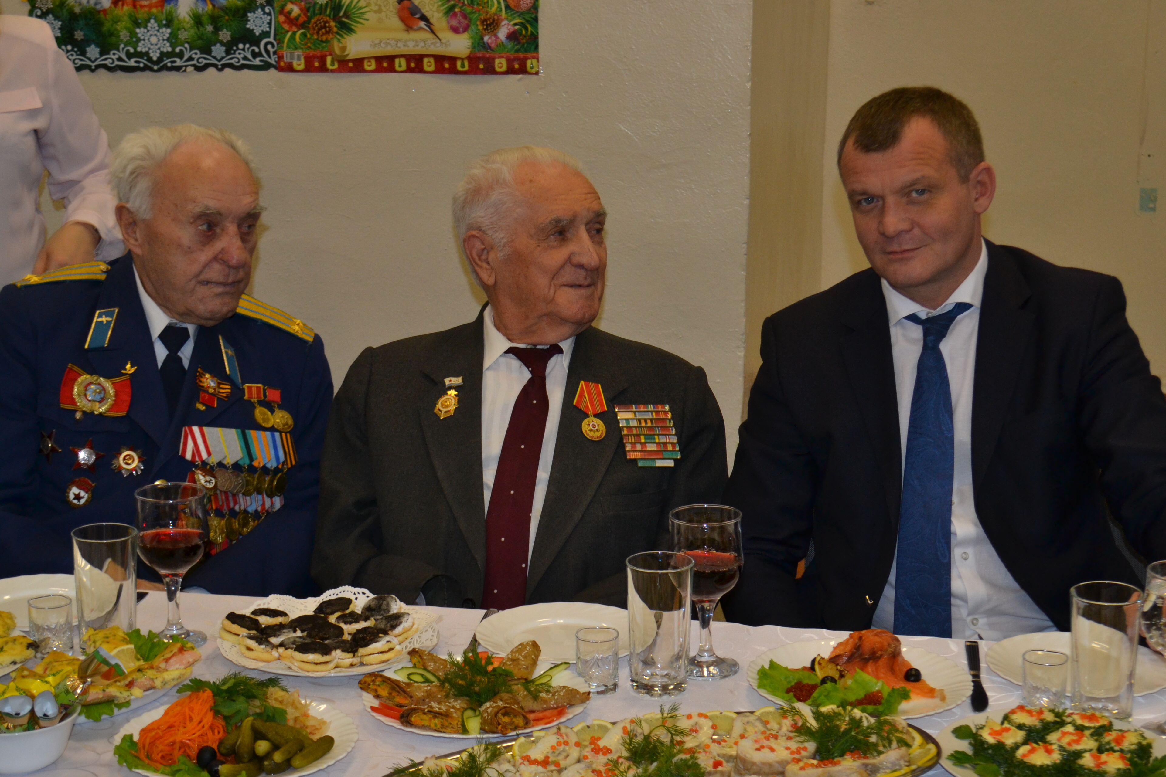 Октябрьская администрация организовала праздничную концертную программу для ветеранов войны, труда и тружеников тыла района