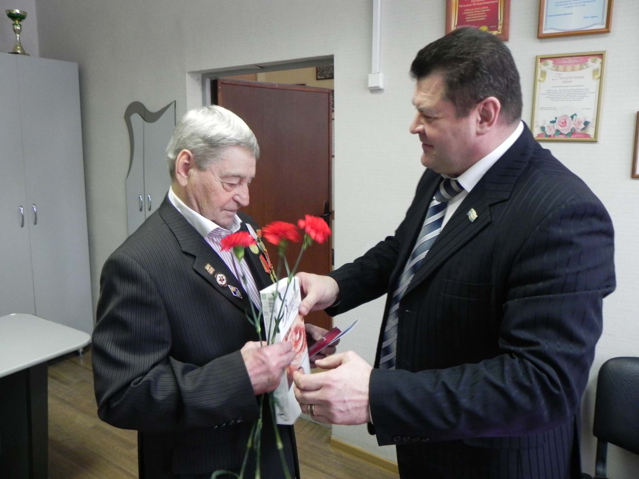 Вручение наград ветеранам зал приветствовал стоя