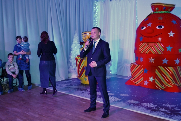 Администрация Октябрьского района организовала благотворительное праздничное представление для детей-инвалидов