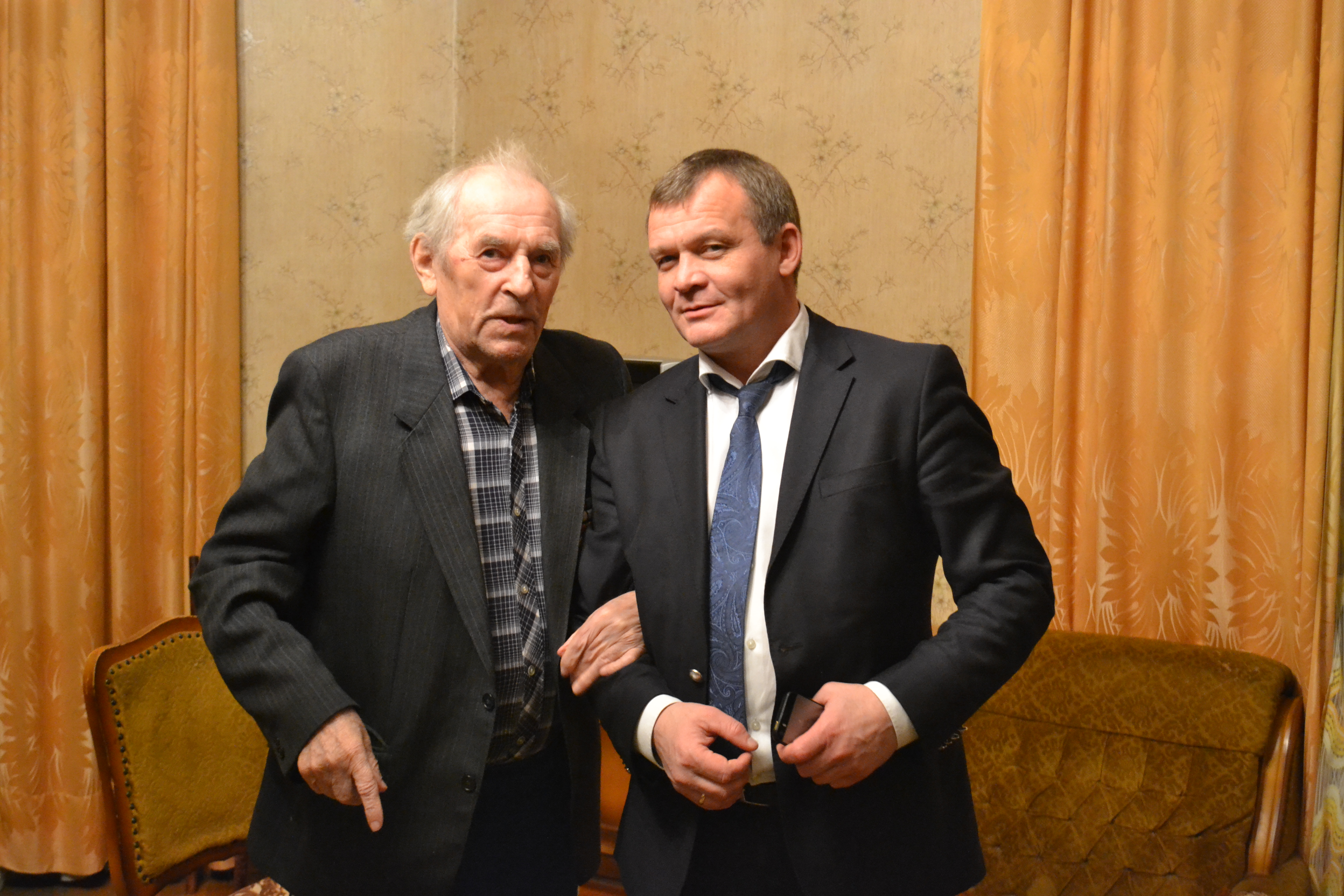 Глава администрации Октябрьского района поздравил ветерана с наступающим Новым годом