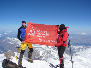 Знамя Победы на вершине Эльбруса