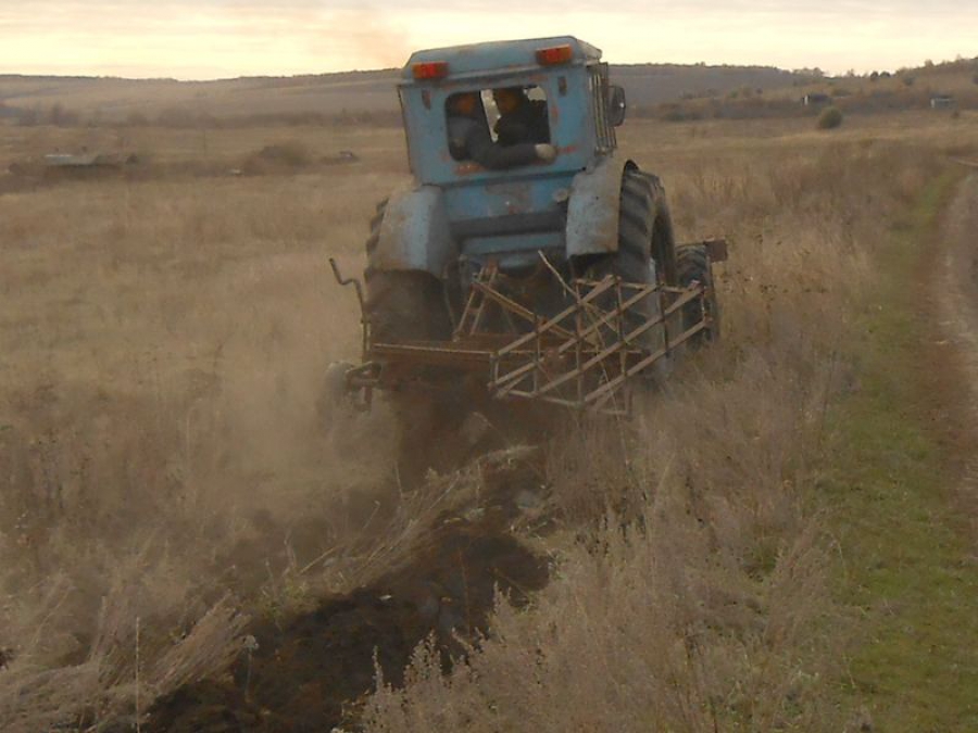 В Татищевском районе провели плановую противопожарную опашку лесных массивов